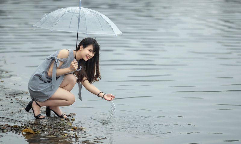 Обои вода, девушка, улыбка, взгляд, волосы, зонт, лицо, азиатка, water, girl, smile, look, hair, umbrella, face, asian разрешение 5583x3363 Загрузить