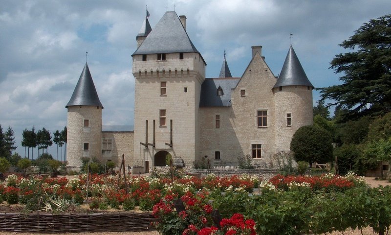 Обои цветы, замок, архитектура, здание, франция, замок риво, château du rivau, flowers, castle, architecture, the building, france разрешение 3678x2753 Загрузить