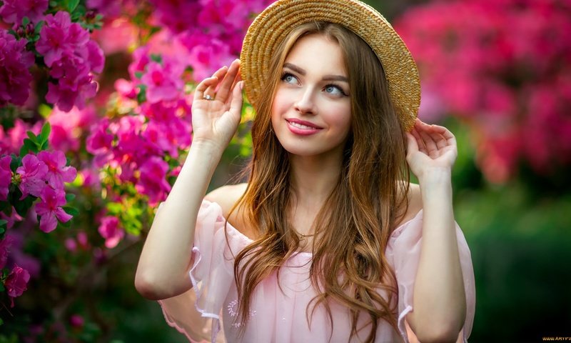 Обои цветы, девушка, улыбка, шляпа, 1, шатенка, flowers, girl, smile, hat, brown hair разрешение 1920x1080 Загрузить