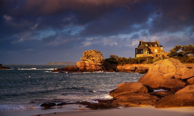 Обои свет, камни, берег, море, дом, валуны, light, stones, shore, sea, house, boulders разрешение 2880x1916 Загрузить