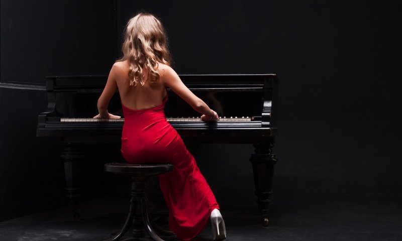 Обои девушка, блондинка, пианино, красное платье, длинные волосы, высокие каблуки, girl, blonde, piano, red dress, long hair, high heels разрешение 7744x5184 Загрузить