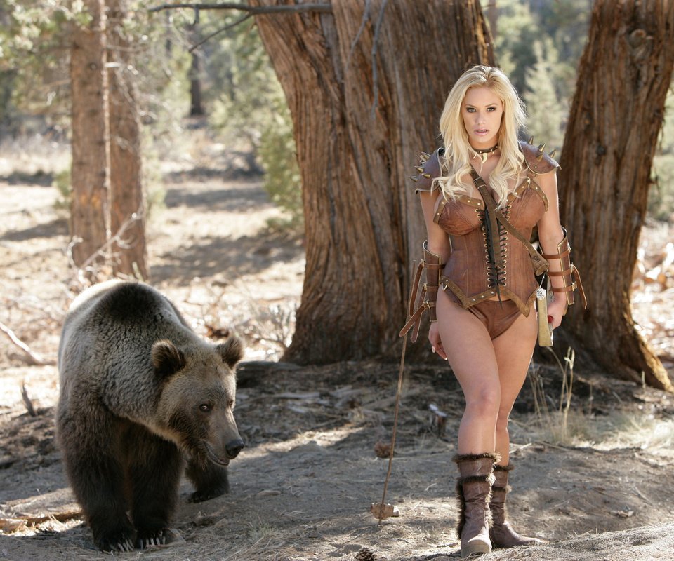 Обои лес, девушка, блондинка, медведь, лучница, охотница, forest, girl, blonde, bear, archer, hunter разрешение 4000x2667 Загрузить