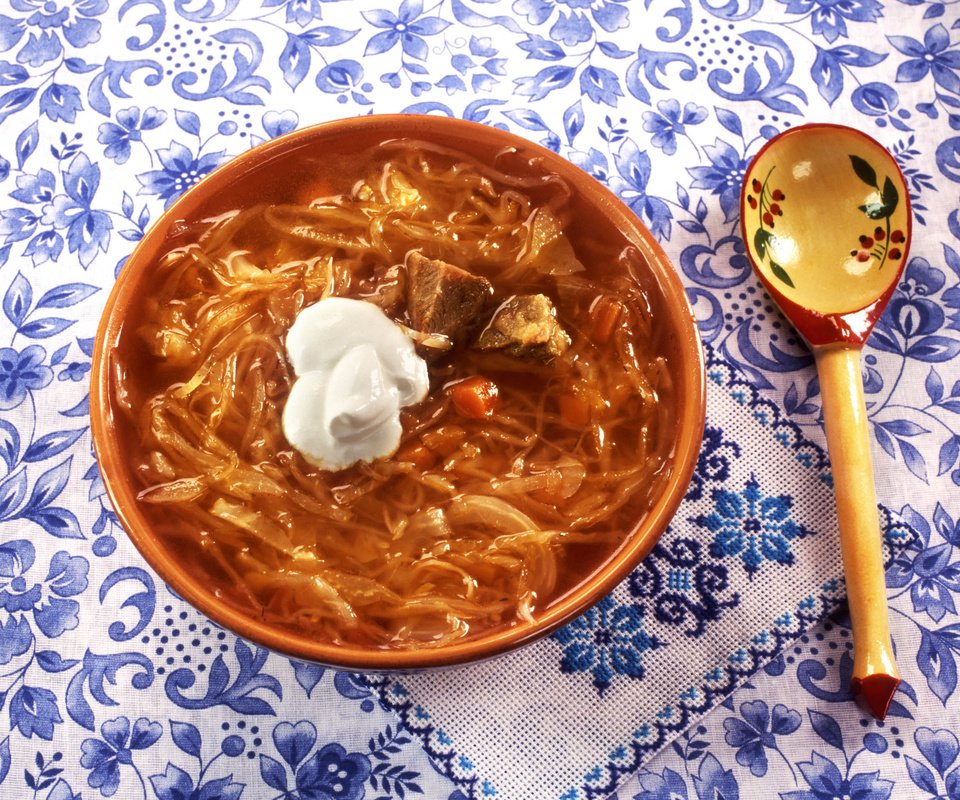 Обои ложка, капуста, борщ, сметана, щи, spoon, cabbage, soup, sour cream разрешение 2560x1920 Загрузить