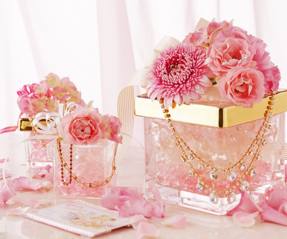 Обои цветы, настроение, розовый, бусы, праздник, flowers, mood, pink, beads, holiday разрешение 2560x1600 Загрузить