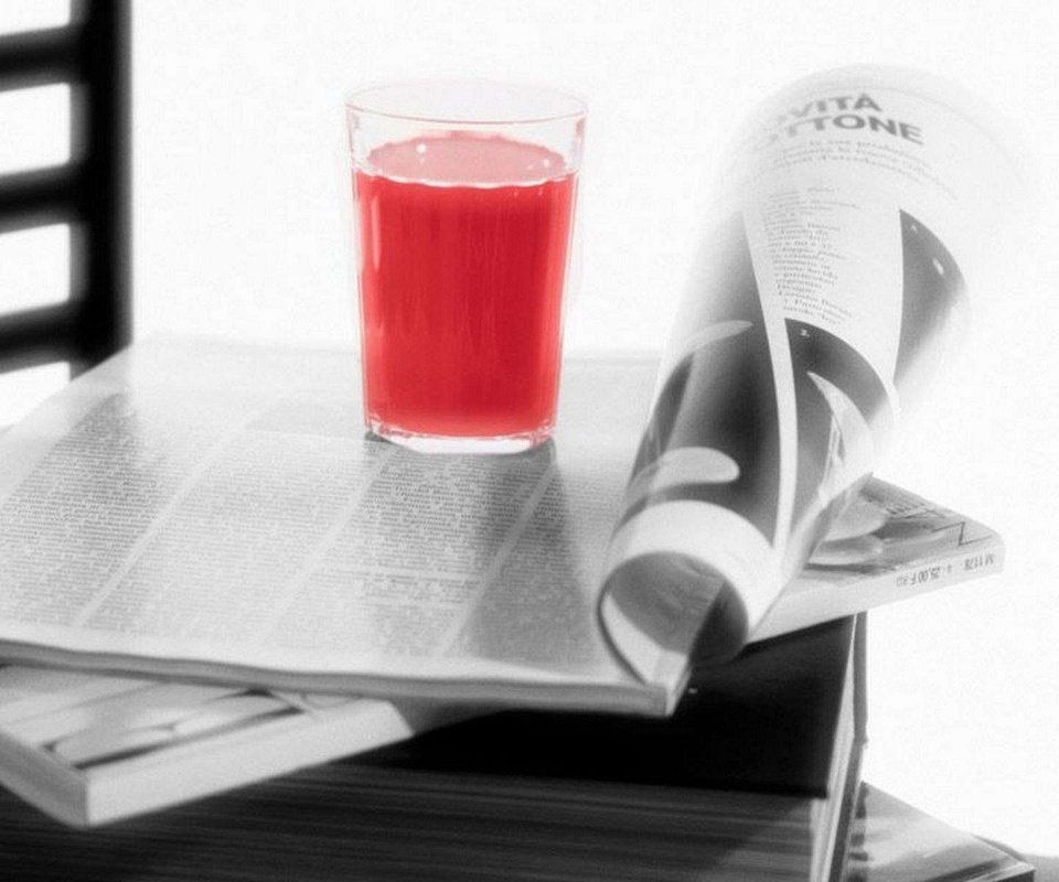 Обои напитки, стакан, сок, томатный сок, журналы, drinks, glass, juice, tomato juice, magazines разрешение 1920x1200 Загрузить