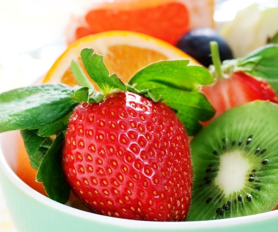 Обои фрукты, клубника, ягоды, апельсин, киви, fruit, strawberry, berries, orange, kiwi разрешение 1920x1200 Загрузить