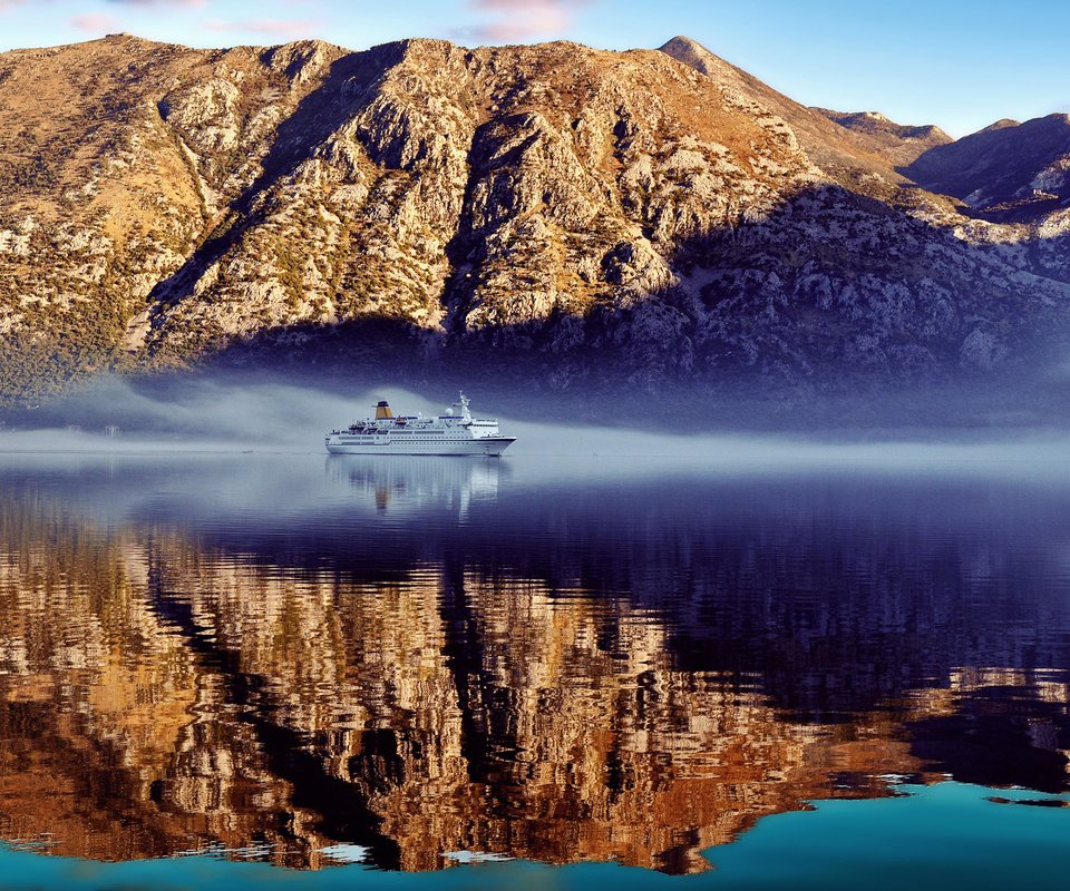 Обои небо, вода, горы, отражения, корабль, the sky, water, mountains, reflection, ship разрешение 1920x1200 Загрузить