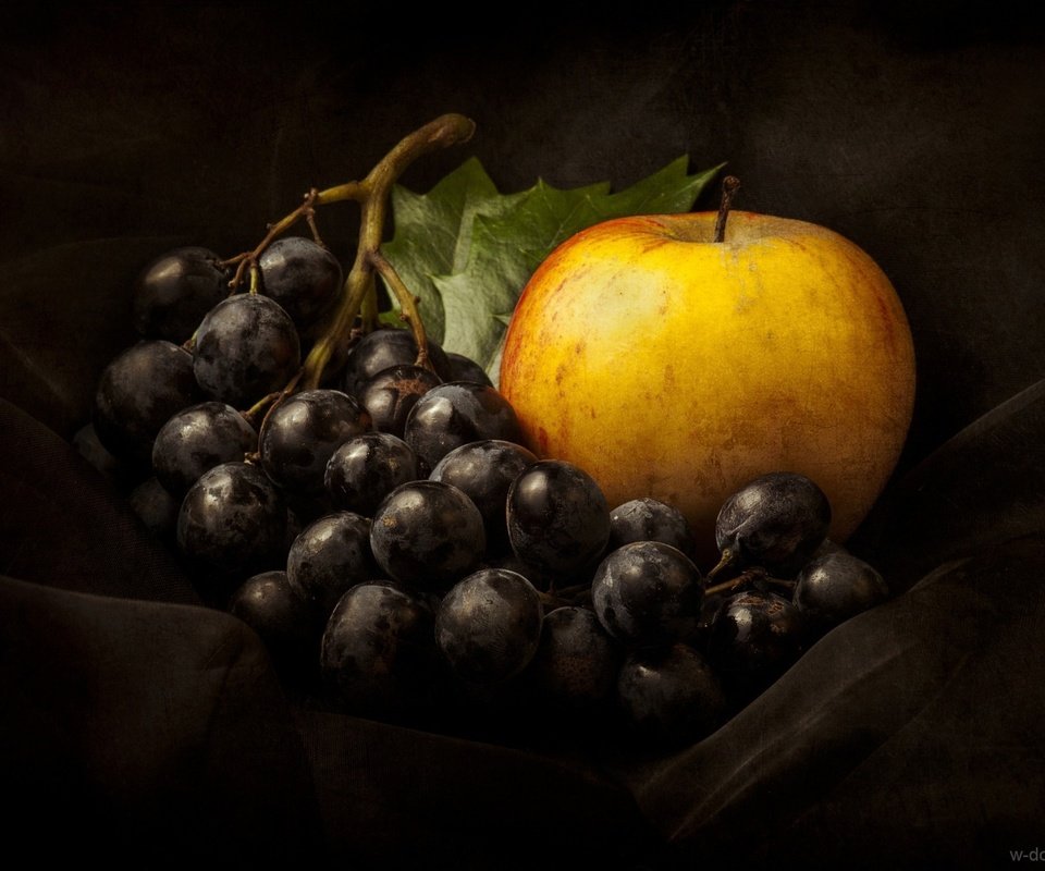 Обои виноград, фрукты, черный, ягоды, яблоко, натюрморт, grapes, fruit, black, berries, apple, still life разрешение 1920x1439 Загрузить