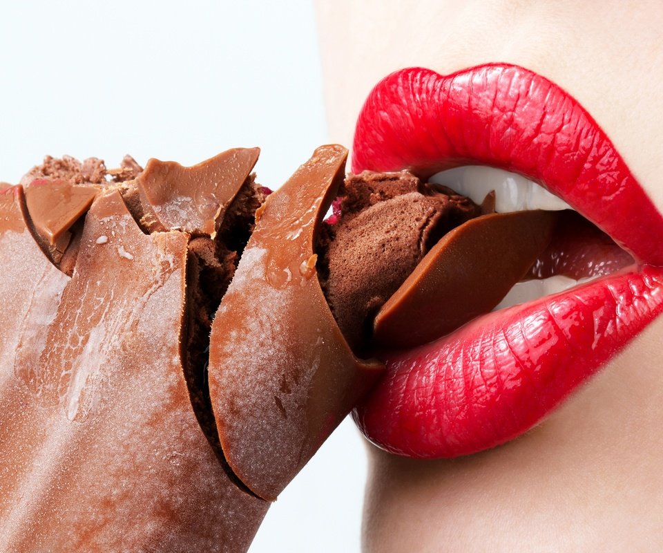 Обои девушка, мороженое, губы, шоколадный каприз, girl, ice cream, lips, chocolate caprice разрешение 2880x1912 Загрузить