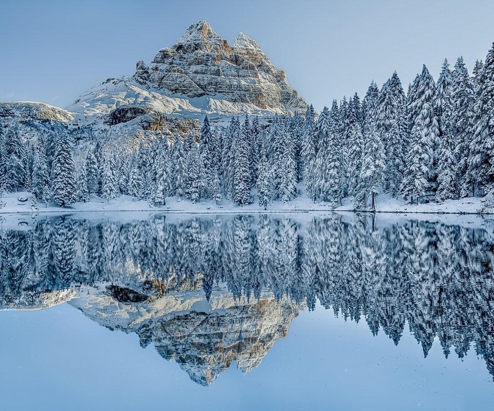 Обои деревья, dolomites, озеро, горы, снег, зима, отражение, пейзаж, италия, trees, lake, mountains, snow, winter, reflection, landscape, italy разрешение 2880x2160 Загрузить