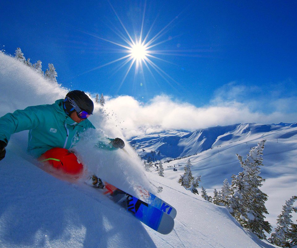 Обои небо, горнолыжный спорт, солнце, снег, спуск, лыжник, лыжи, экстрим, солнцезащитные очки, the sky, the sun, snow, the descent, skier, ski, extreme, sunglasses разрешение 3871x2576 Загрузить