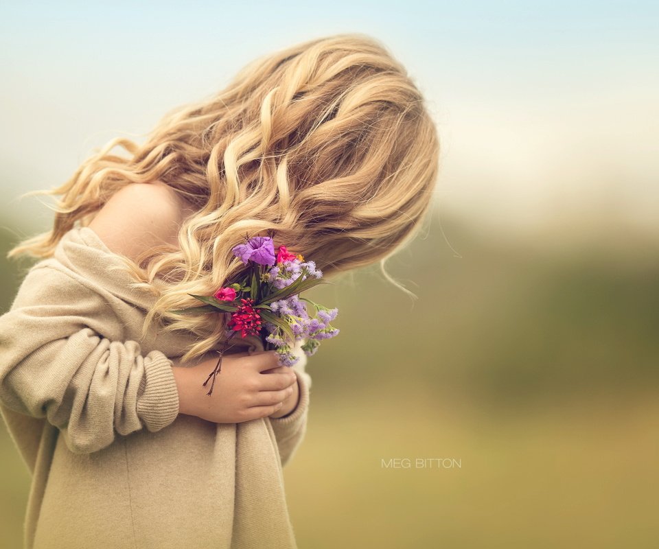 Обои цветы, настроение, девочка, волосы, букетик, flowers, mood, girl, hair, a bunch разрешение 2048x1395 Загрузить