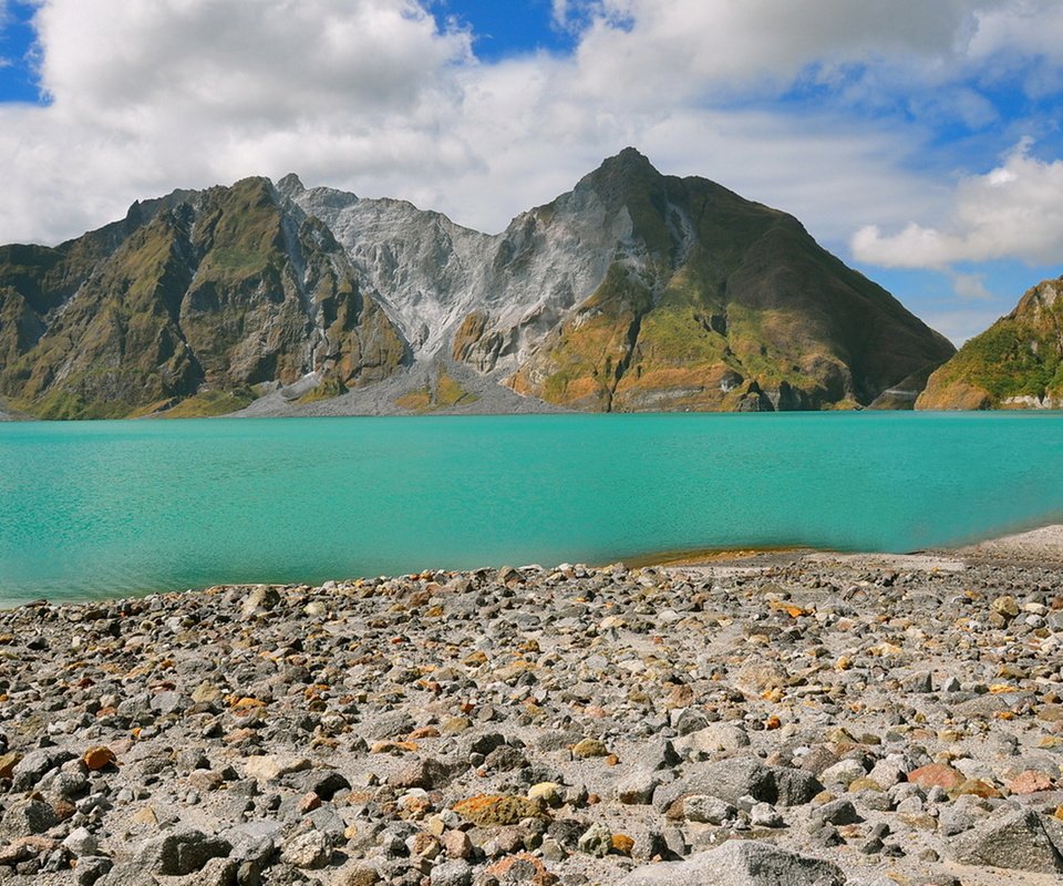 Обои небо, облака, озеро, горы, камни, берег, филиппины, the sky, clouds, lake, mountains, stones, shore, philippines разрешение 1920x1269 Загрузить