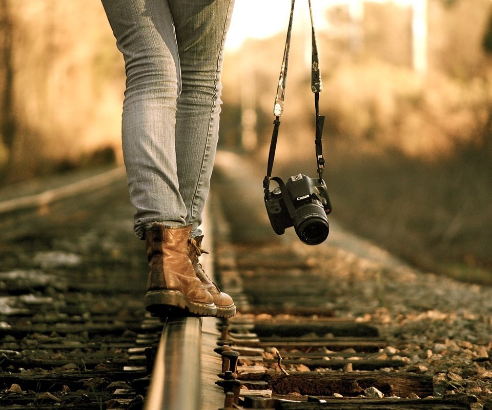 Обои железная дорога, рельсы, девушка, фотоаппарат, ноги, фотограф, камера, railroad, rails, girl, the camera, feet, photographer, camera разрешение 1920x1200 Загрузить