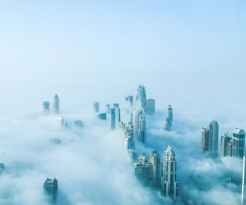 Обои туман, дома, здания, дубаи, оаэ, fog, home, building, dubai, uae разрешение 2048x1301 Загрузить