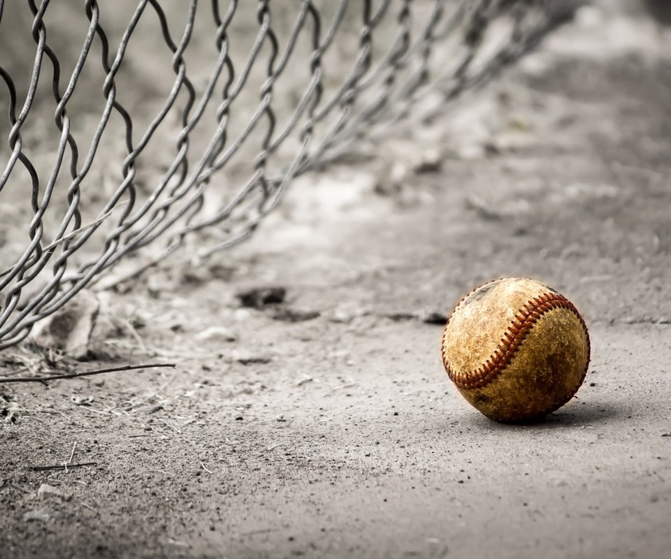 Обои сетка, асфальт, мяч, бейсбол, mesh, asphalt, the ball, baseball разрешение 1928x1184 Загрузить