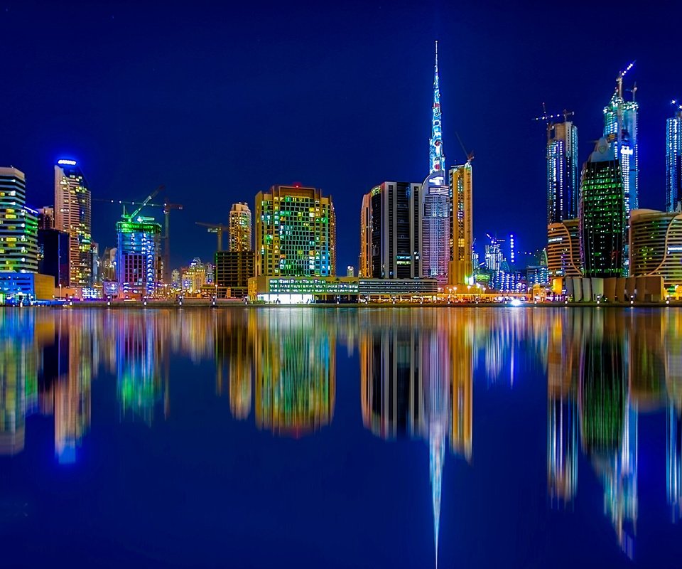 Обои отражение, город, дубай, оаэ, reflection, the city, dubai, uae разрешение 1920x1200 Загрузить