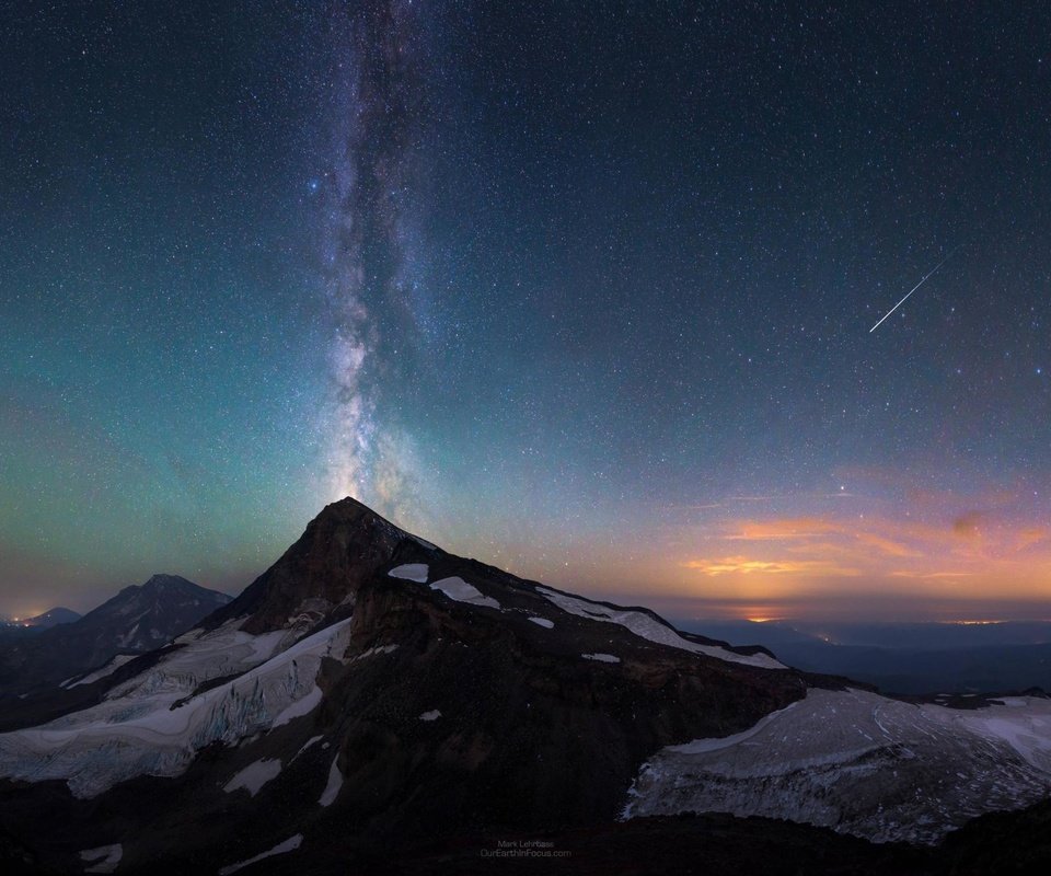 Обои небо, ночь, горы, млечный путь, the sky, night, mountains, the milky way разрешение 4096x2160 Загрузить