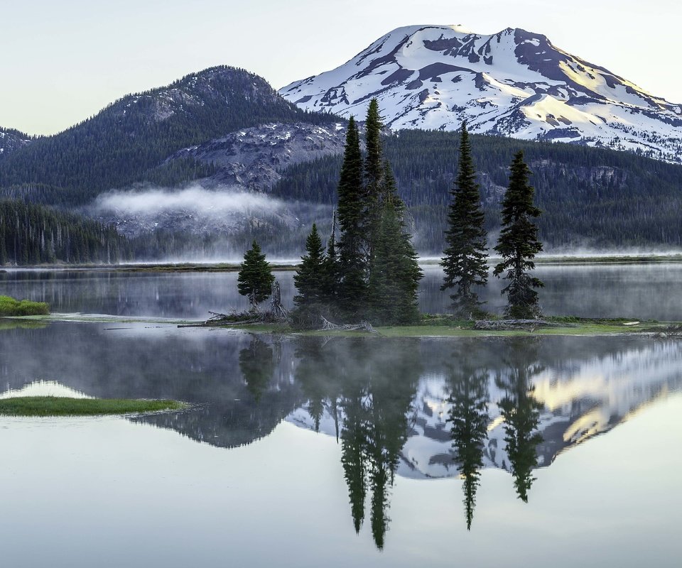 Обои озеро, горы, отражение, пейзаж, туман, орегон, sparks lake, deschutes county, lake, mountains, reflection, landscape, fog, oregon разрешение 5616x3744 Загрузить