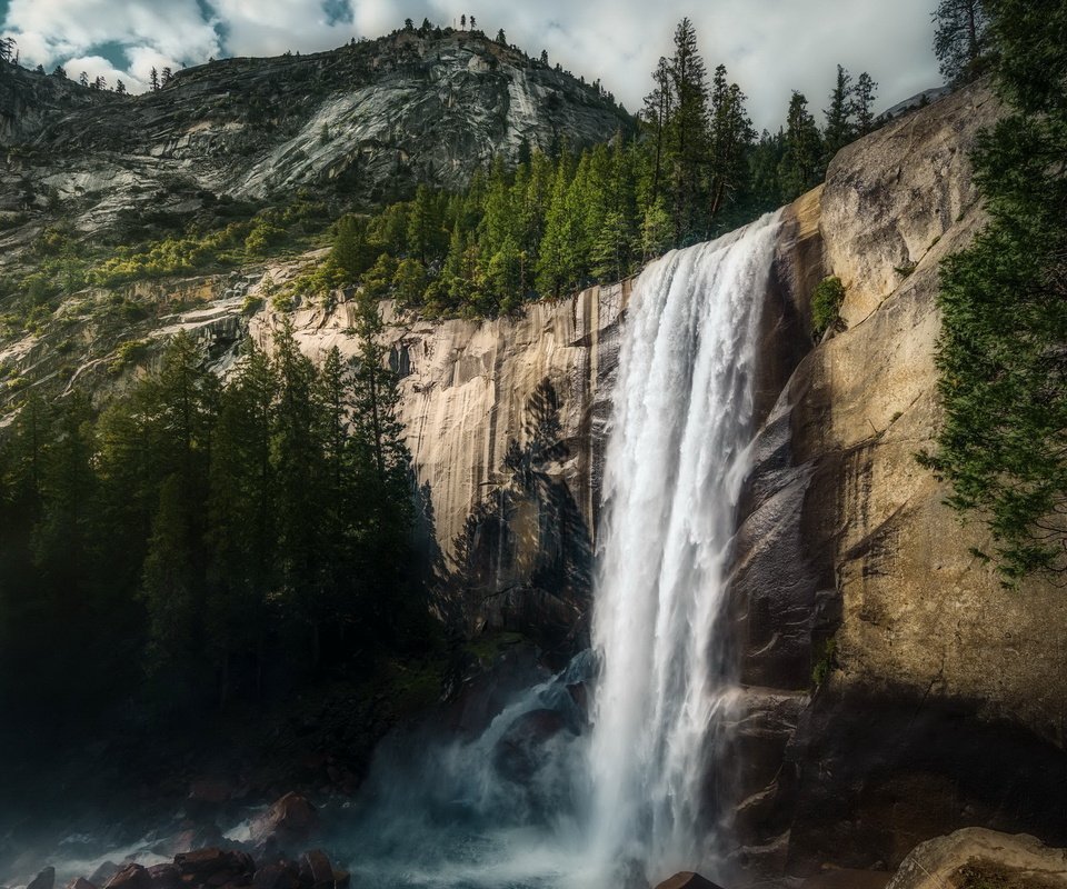 Обои горы, вернал, скалы, природа, лес, водопад, сша, йосемити, vernal falls, йосе́митский национальный парк, yosemite national park, mountains, rocks, nature, forest, waterfall, usa, yosemite разрешение 2560x1600 Загрузить