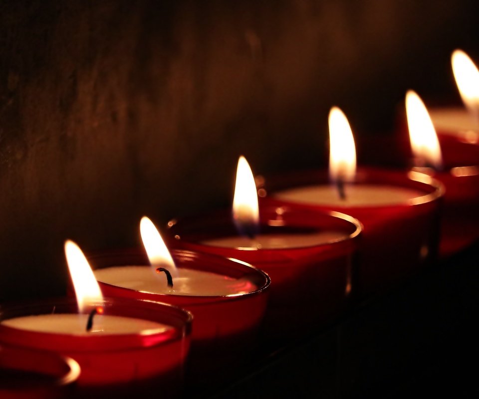 Обои свечи, пламя, стена, черный фон, фитиль, свечки, candles, flame, wall, black background, wick, candle разрешение 5549x3144 Загрузить