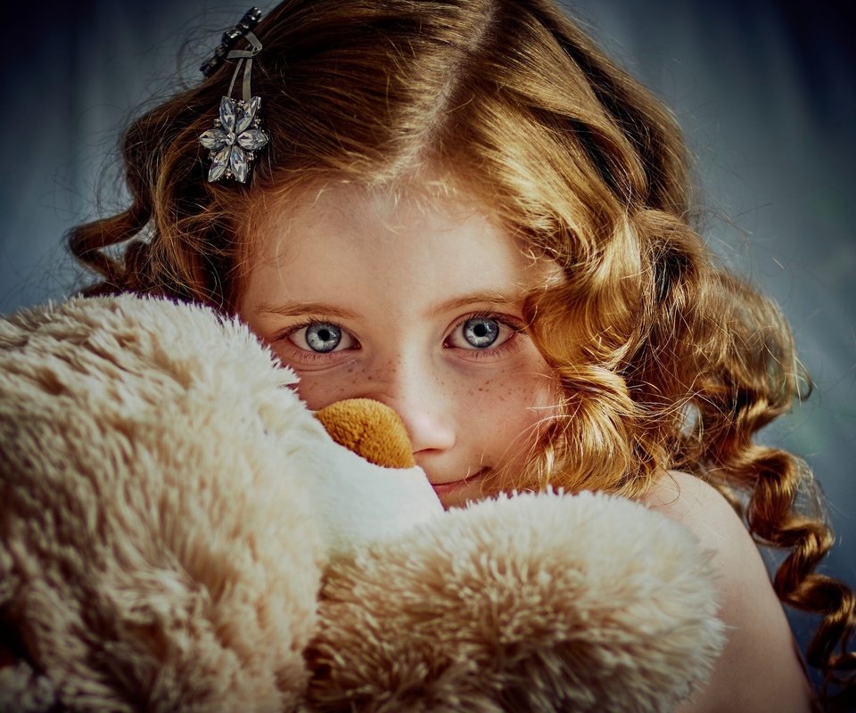 Обои взгляд, мишка, девочка, игрушка, кудри, волосы, лицо, веснушки, look, bear, girl, toy, curls, hair, face, freckles разрешение 2048x1535 Загрузить