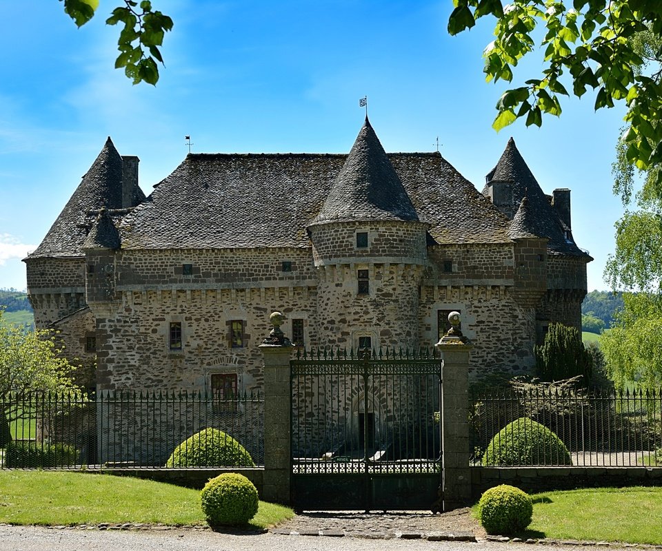 Обои небо, забор, трава, франция, деревья, auzers castle, солнце, зелень, кусты, лето, замок, the sky, the fence, grass, france, trees, the sun, greens, the bushes, summer, castle разрешение 3543x2362 Загрузить