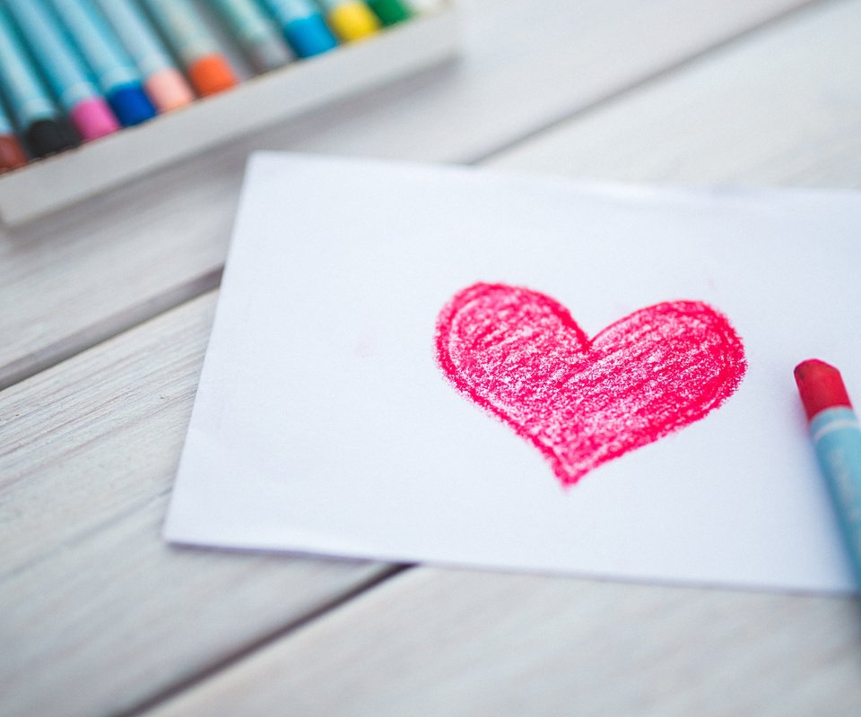 Обои рисунок, разноцветные, сердце, любовь, мелки, деревянная поверхность, figure, colorful, heart, love, crayons, wooden surface разрешение 3840x2160 Загрузить