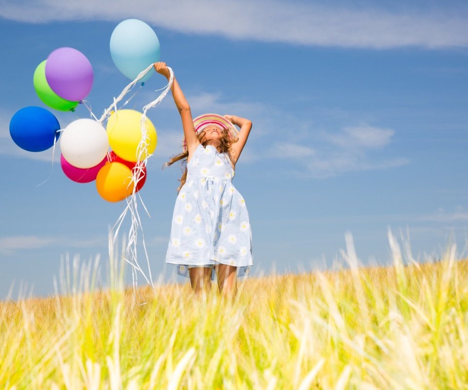Обои небо, поле, девочка, ребенок, воздушные шарики, the sky, field, girl, child, balloons разрешение 1920x1200 Загрузить