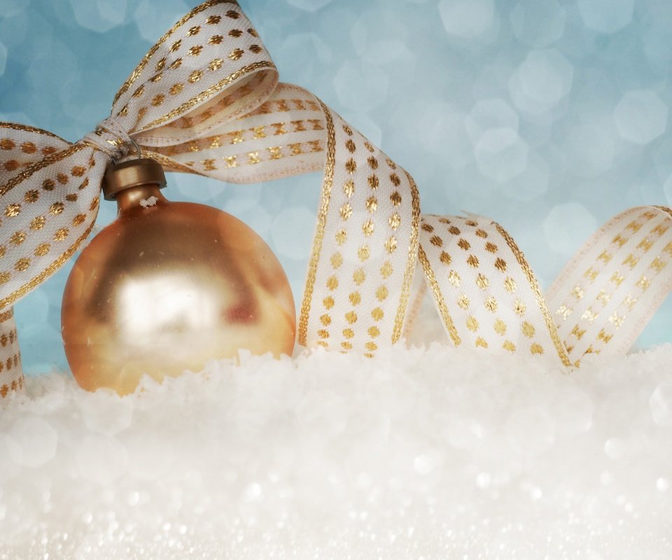 Обои снег, новый год, шар, лента, рождество, елочные украшения, snow, new year, ball, tape, christmas, christmas decorations разрешение 2880x1800 Загрузить
