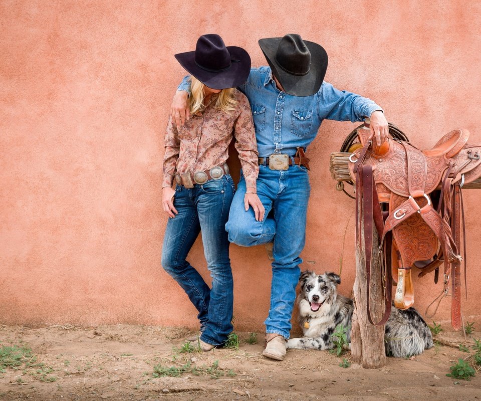 Обои собака, джинсы, мужчина, ковбои, женщина, шляпа, австралийская овчарка, седло, dog, jeans, male, cowboys, woman, hat, australian shepherd, saddle разрешение 5760x3840 Загрузить