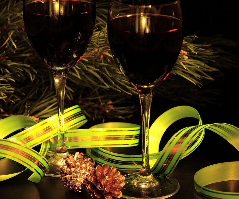 Обои ветка, иголки, красное, новый год, елка, хвоя, вино, лента, бокалы, шишки, branch, red, new year, tree, needles, wine, tape, glasses, bumps разрешение 1920x1200 Загрузить