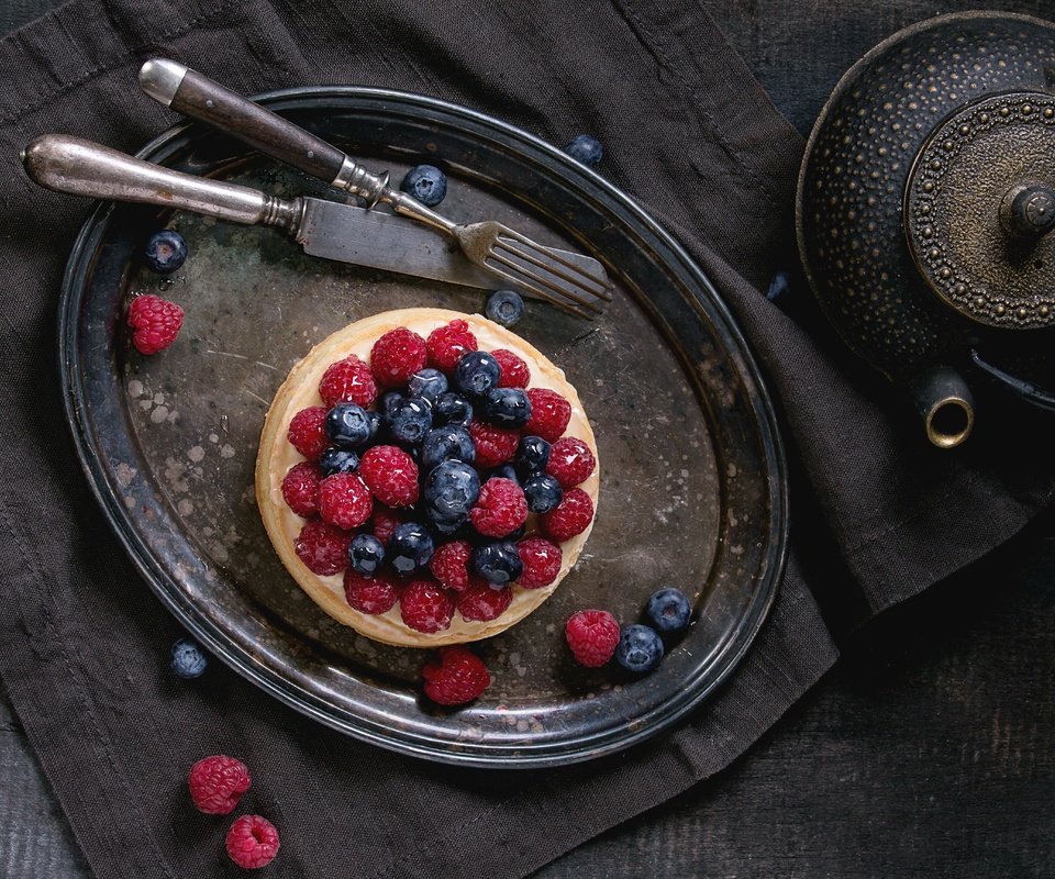 Обои малина, ягоды, черника, пирог, поднос, natasha breen, raspberry, berries, blueberries, pie, tray разрешение 5184x3456 Загрузить