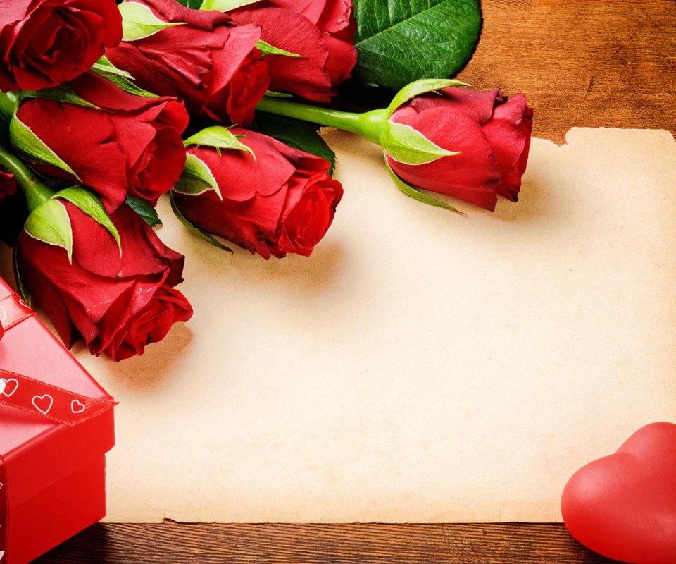 Обои цветы, свечи, розы, сердечко, букет, подарок, красные розы, flowers, candles, roses, heart, bouquet, gift, red roses разрешение 1920x1200 Загрузить