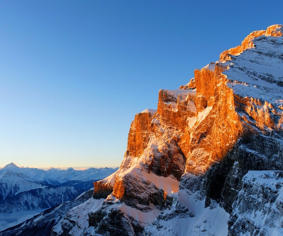 Обои небо, горы, солнце, снег, природа, высота, альпы, солнечный свет, the sky, mountains, the sun, snow, nature, height, alps, sunlight разрешение 3840x2160 Загрузить