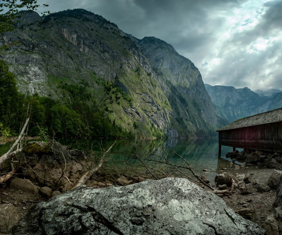 Обои озеро, горы, природа, камни, тучи, пейзаж, германия, сарай, lake, mountains, nature, stones, clouds, landscape, germany, the barn разрешение 3000x1620 Загрузить