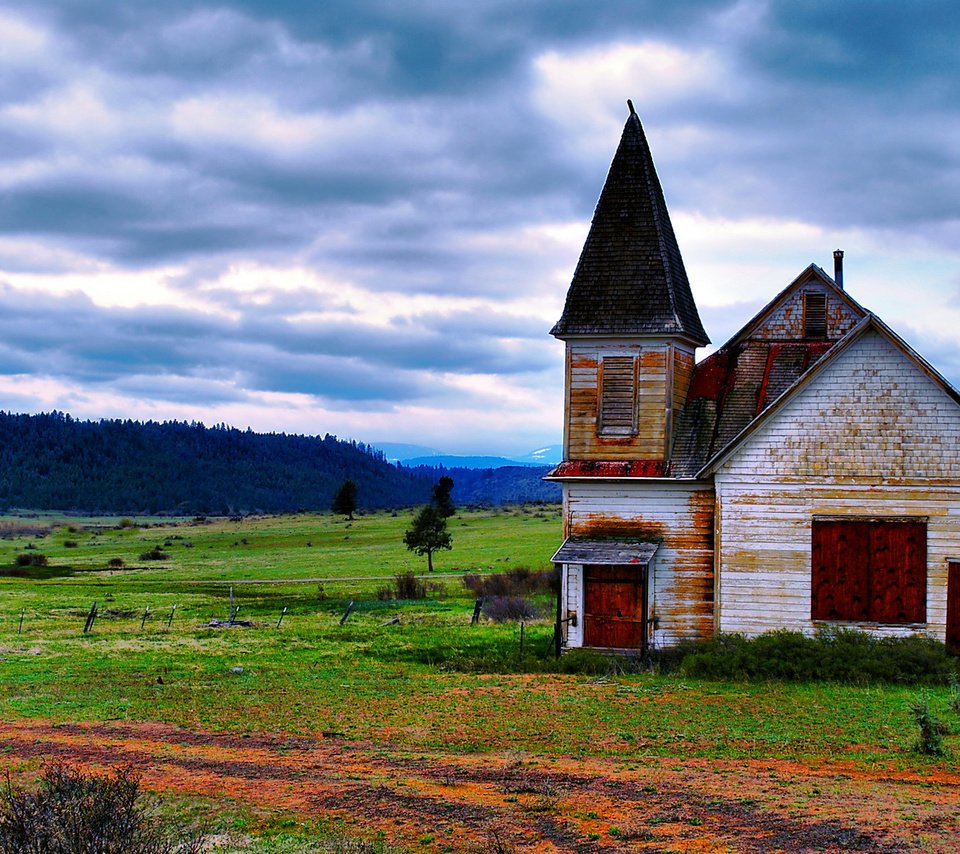 Обои горы, лес, поле, дом, mountains, forest, field, house разрешение 1920x1200 Загрузить