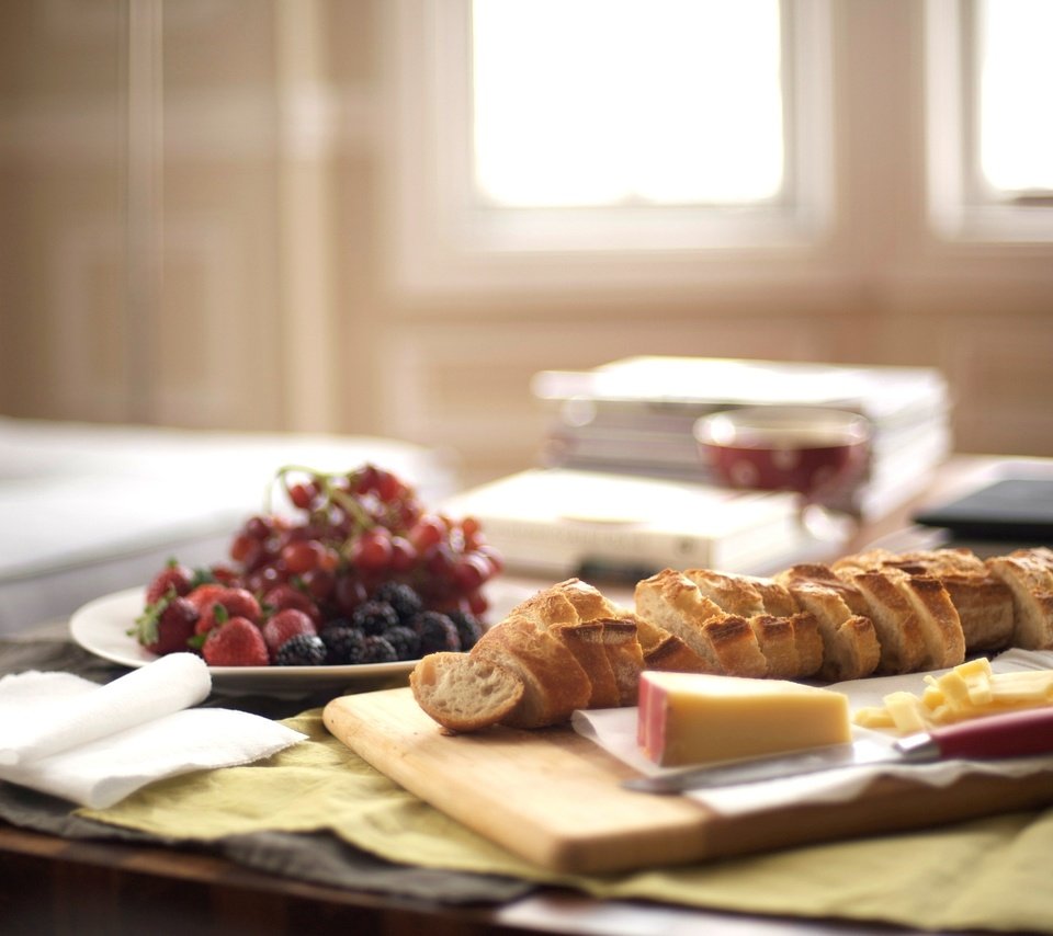 Обои утро, фрукты, стол, сыр, завтрак, французская булка, morning, fruit, table, cheese, breakfast, french bread разрешение 2596x1608 Загрузить