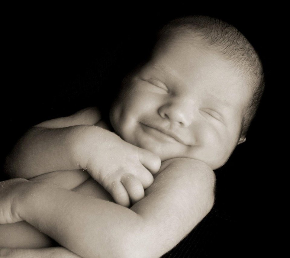 Обои улыбка, чёрно-белое, ребенок, младенец, милый, smile, black and white, child, baby, cute разрешение 1920x1200 Загрузить