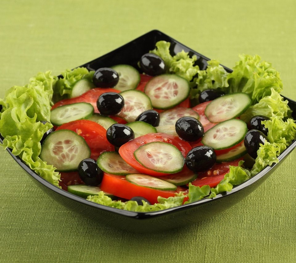 Обои вилка, нож, тарелка, помидоры, салат, маслины, огурцы, plug, knife, plate, tomatoes, salad, olives, cucumbers разрешение 2560x1600 Загрузить