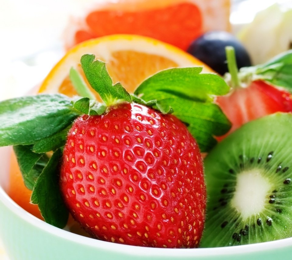 Обои фрукты, клубника, ягоды, апельсин, киви, fruit, strawberry, berries, orange, kiwi разрешение 1920x1200 Загрузить