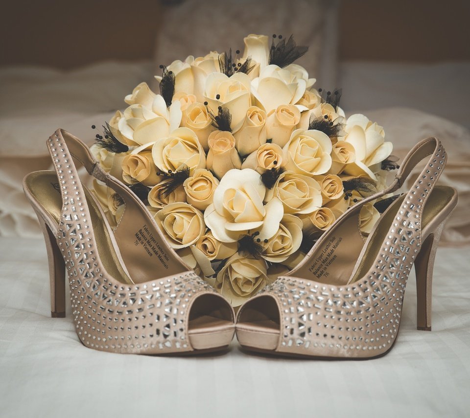Обои цветы, розы, букет, свадьба, туфли, flowers, roses, bouquet, wedding, shoes разрешение 2048x1363 Загрузить
