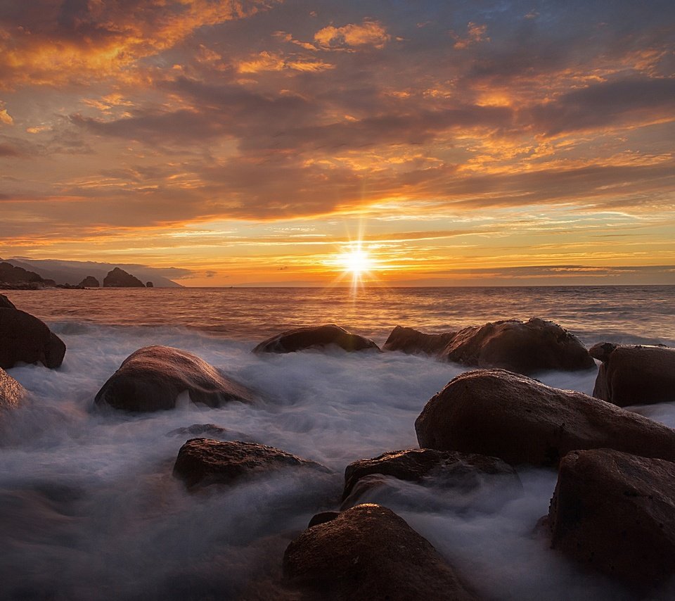 Обои скалы, солнце, камни, берег, море, rocks, the sun, stones, shore, sea разрешение 2048x1366 Загрузить