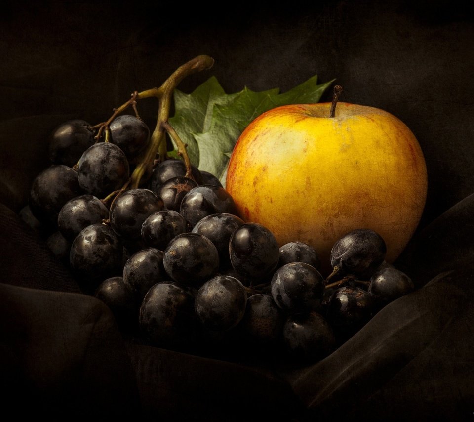 Обои виноград, фрукты, черный, ягоды, яблоко, натюрморт, grapes, fruit, black, berries, apple, still life разрешение 1920x1439 Загрузить