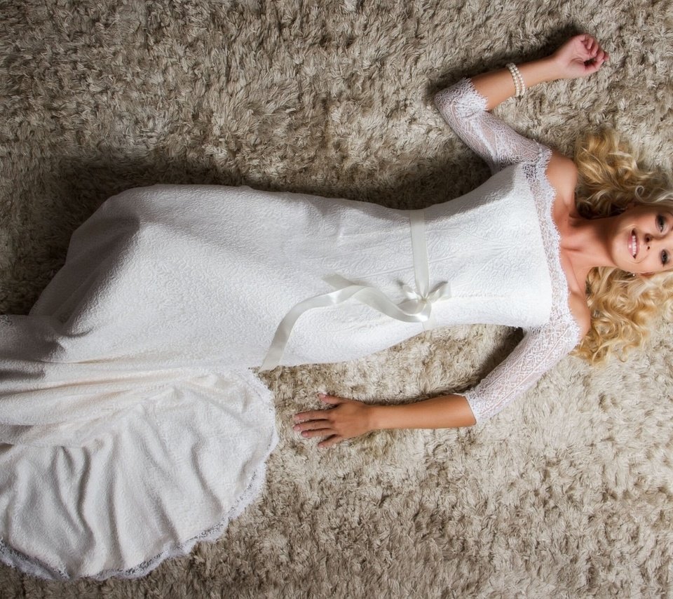 Обои на полу, яна кова, в белом платье, on the floor, jana cova, in a white dress разрешение 1920x1325 Загрузить