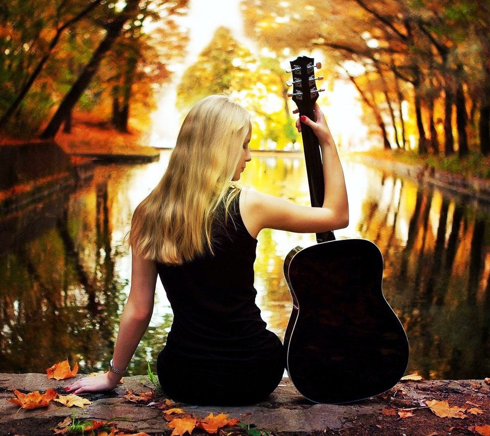 Обои листья, девушка, блондинка, гитара, осень, пруд, спиной, leaves, girl, blonde, guitar, autumn, pond, back разрешение 1920x1080 Загрузить