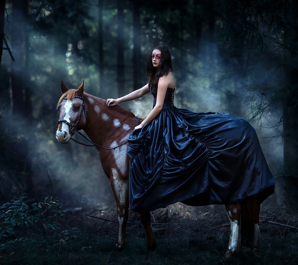 Обои лошадь, лес, девушка, маска, платье, конь, horse, forest, girl, mask, dress разрешение 2048x1312 Загрузить