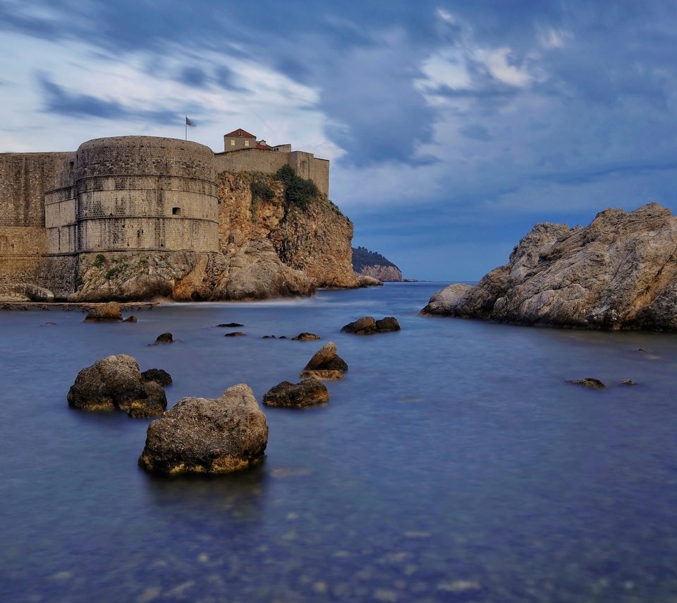 Обои скалы, море, крепость, хорватия, дубровник, rocks, sea, fortress, croatia, dubrovnik разрешение 2048x1153 Загрузить