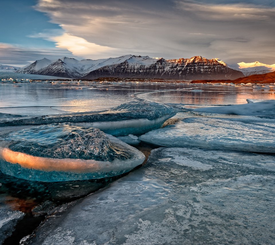 Обои озеро, горы, снег, берег, лёд, lake, mountains, snow, shore, ice разрешение 2000x1335 Загрузить