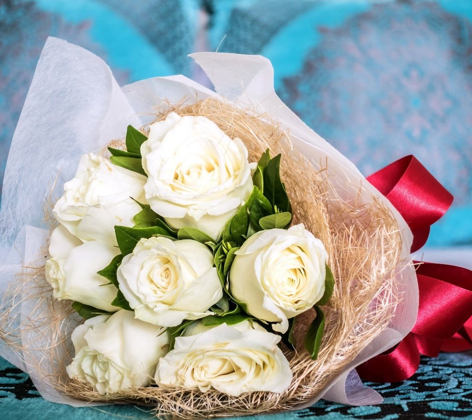 Обои цветы, розы, букет, белые, лента, упаковка, flowers, roses, bouquet, white, tape, packaging разрешение 2560x1670 Загрузить